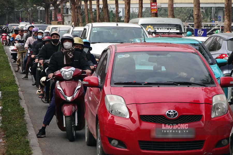 Hanoi often experiences traffic congestion. Photo: The Ky