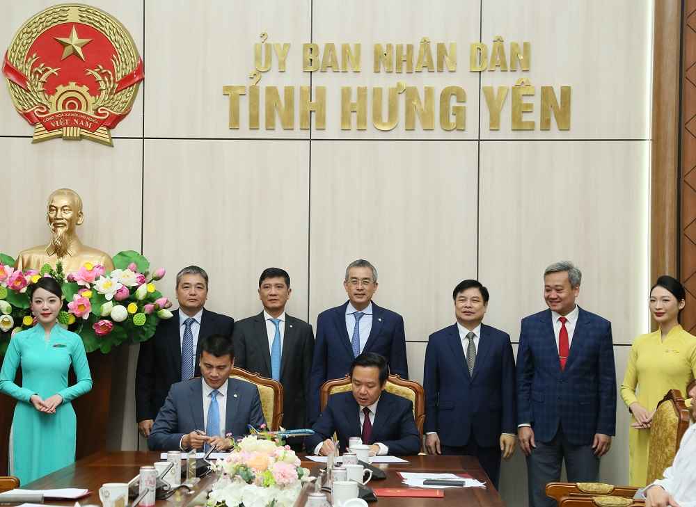 Lanh dao hai don vi tien hanh ky ket bien ban thoa thuan hop tac. Anh: Cong TTDT tinh Hung Yen