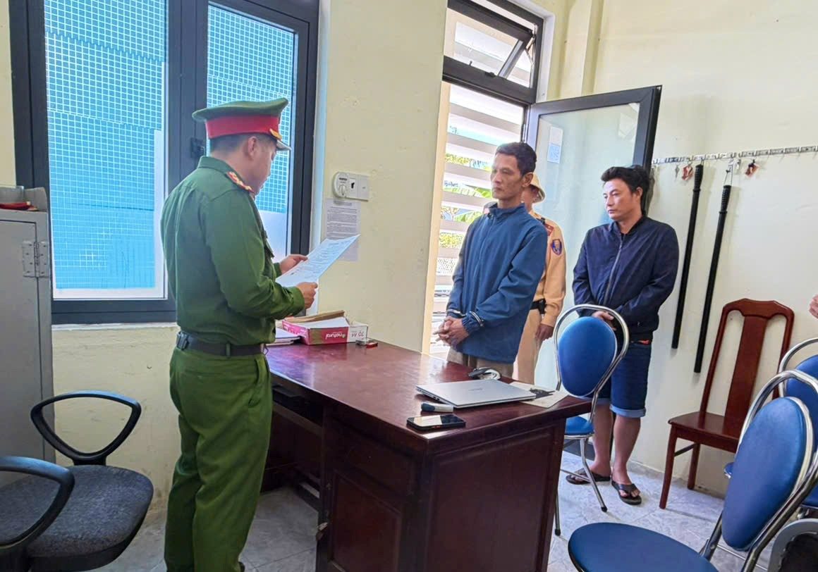 Cơ quan điều tra Công an Lâm Đồng tống đạt quyết định khởi tố bị can và thi hành lệnh bắt tạm giam đối với Dương Tuấn Anh. Ảnh: Công an cung cấp 