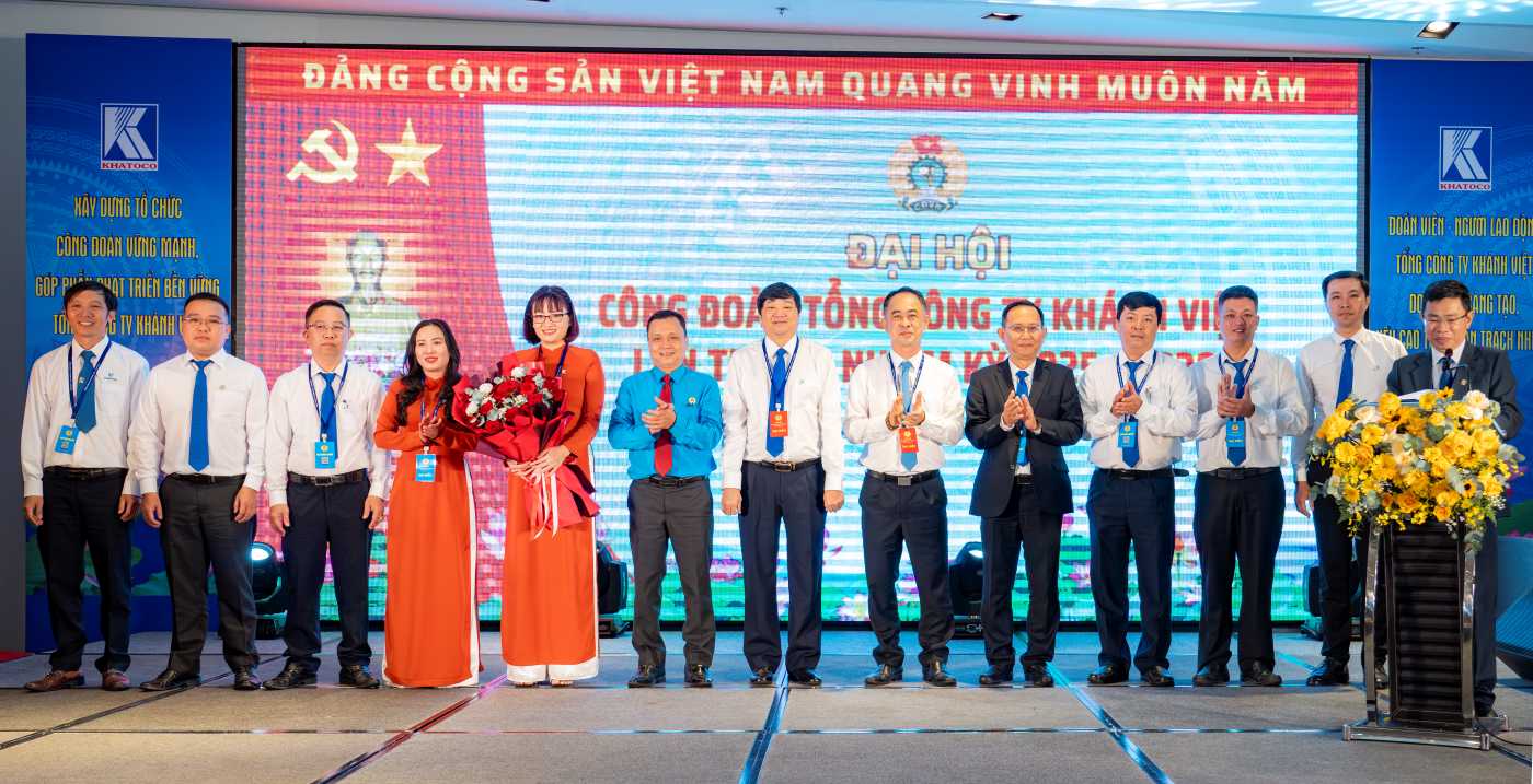 Leaders of Khanh Hoa Provincial Federation of Labor and Khanh Viet Corporation congratulated the Executive Committee of Khanh Viet Corporation's Trade Union on its debut at the Congress. Photo: Nguyen Tuan