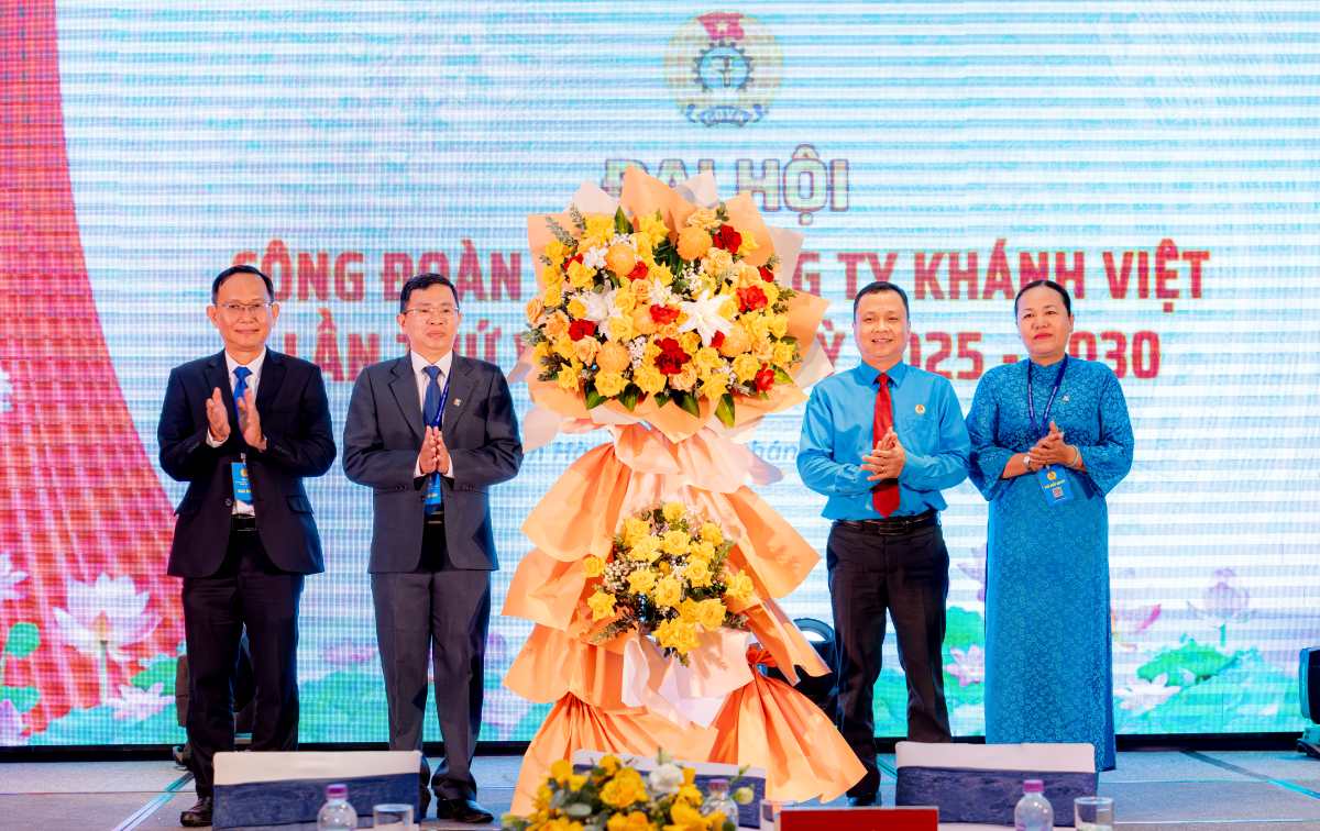 Lien doan Lao dong tinh Khanh Hoa tang hoa chuc mung Dai hoi Cong doan Tong Cong ty Khanh Viet nhiem ky 2025-20230. Anh: Nguyen Tuan
