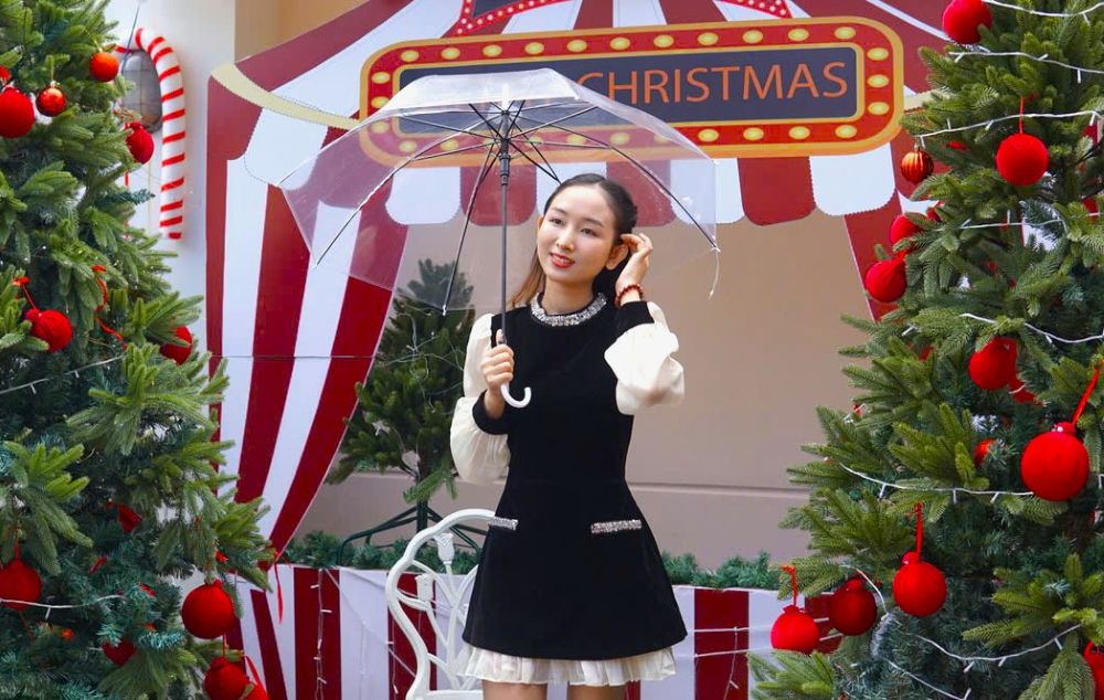 People and tourists bustle to check in for Christmas early in Da Nang. Photo: Thanh Huyen