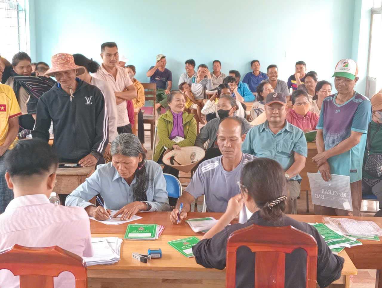 Nguoi dan tren dia ban tiep can cac chuong trinh chinh sach duoc xa trien khai. Anh: Bao Lam