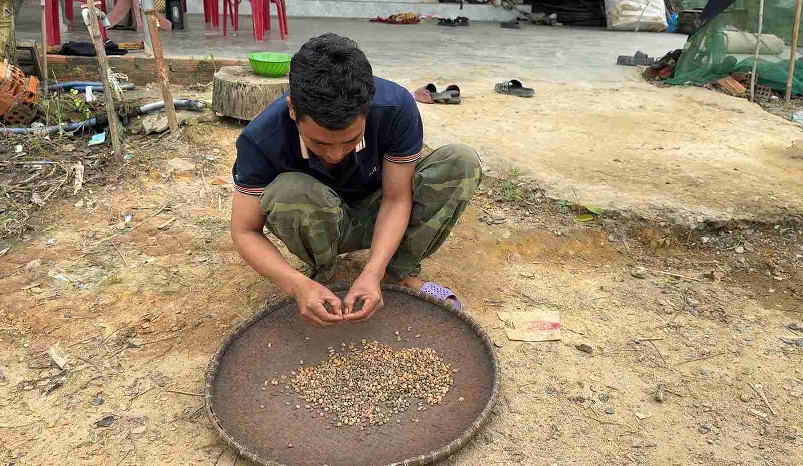 Nguoi dan vung kho khan cua xa van can ho tro sinh ke, dao tao nghe bai ban de on dinh cuoc song. Anh: Bao Lam