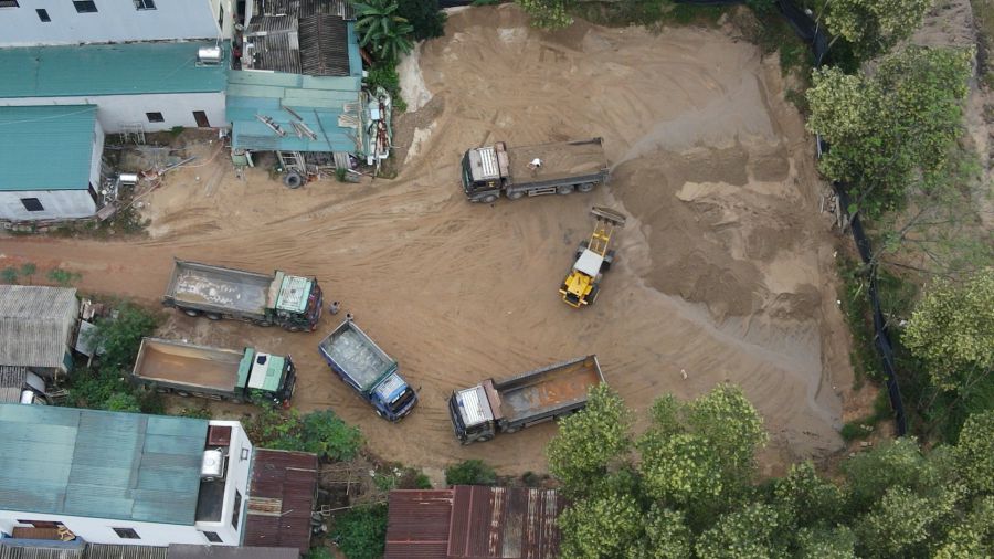 At night, illegal sand dredgers from the Thach Han River pumped them onto the gathering area, during the day, cars came in to transport the sand for sale. Photo: PV