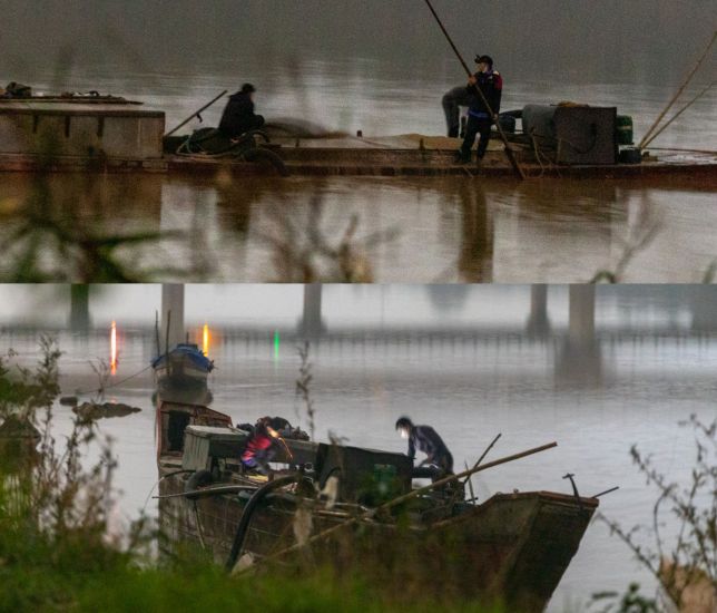 Luc 23h55 dem 1.12, chiec tau den thon Ngu Hiep hut day cat (anh tren) va bi chim phan than xuong duoi. Den 1h30 ngay 2.12, chiec tau bom het cat len bai va noi len, nguoi deo khau trang o tren tau phu trach viec bom cat. Anh: PV