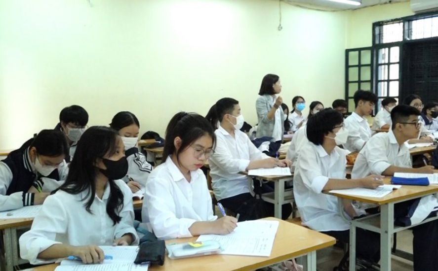 Muchos estudiantes planean inscribirse en examenes de certificacion de idiomas extranjeros para poder ser admitidos por muchos metodos. Foto: Thanh Hang