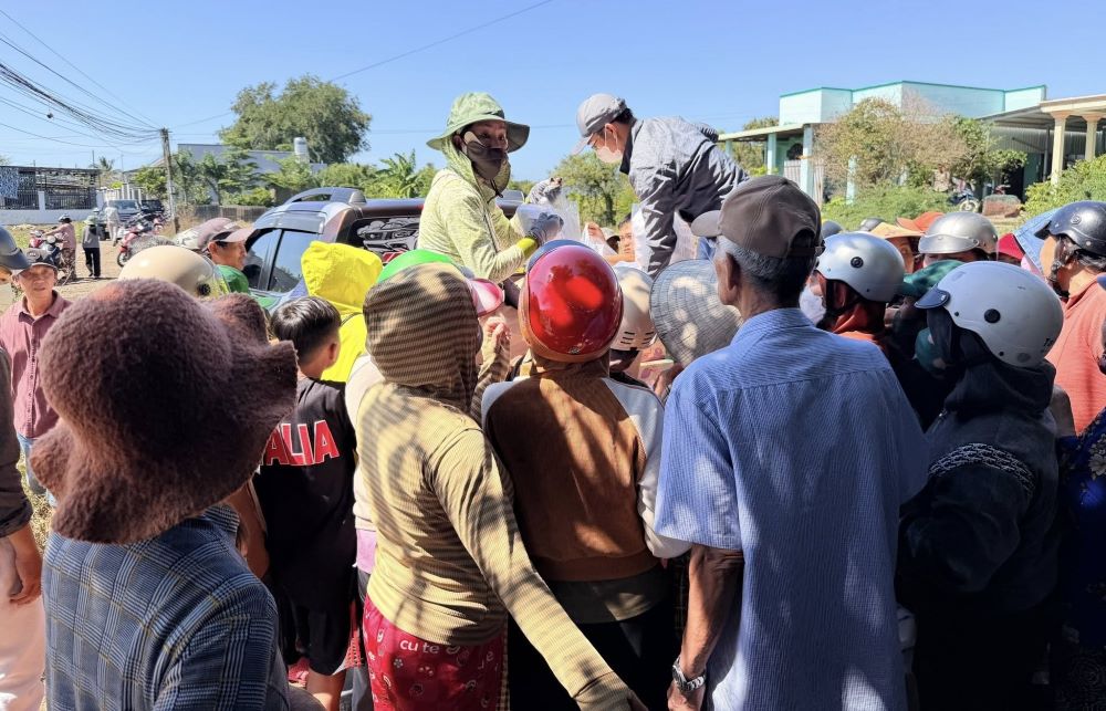 Nhung phan qua tu cac nhom thien nguyen gui den nguoi dan vung lu. Anh: Duy Tuan