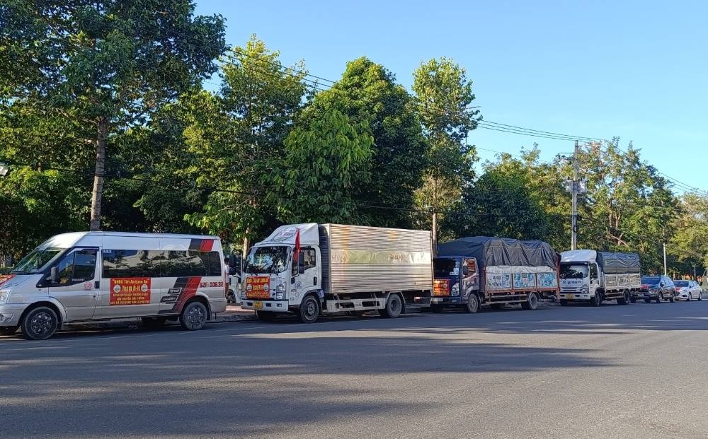 Các xe chở hàng thiện nguyện đậu hàng dài khi đến Bình Thuận cũ (nay là Lâm Đồng). Ảnh: Duy Tuấn 