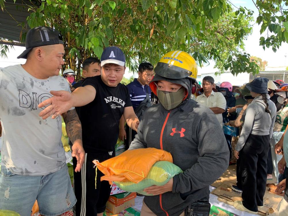 Nhung mon qua san se tu nguoi dan Phu Yen duoc trao tan tay nguoi dan vung lu. Anh: Duy Tuan