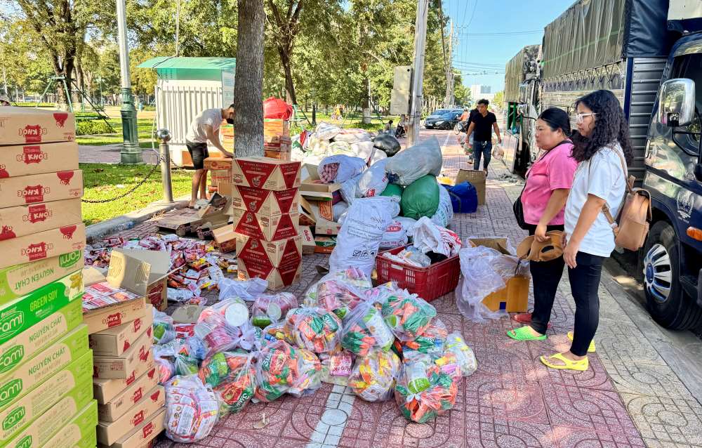 Qua tu cac doan thien nguyen duoc phan chia thanh tui de phat cho nguoi dan. Anh: Duy Tuan