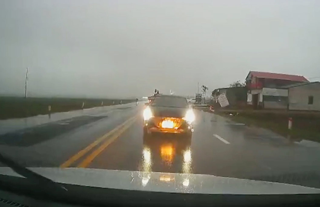 The car that driver Q was driving in the wrong direction was then fined 5 million VND. Photo: Duc Tuan.