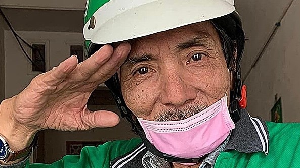 Nam nghe si chay xe cong nghe kiem song. Anh: To Hieu.