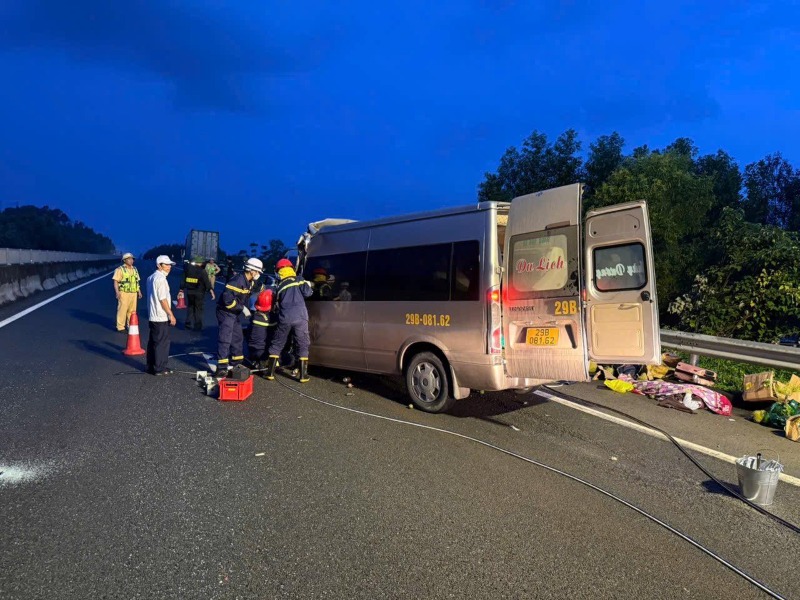 Hien truong vu tai nan tham khoc giua xe khach va xe dau keo tren cao toc Da Nang - Quang Ngai khien 3 nguoi chet, 10 nguoi bi thuong. Anh: Truong An