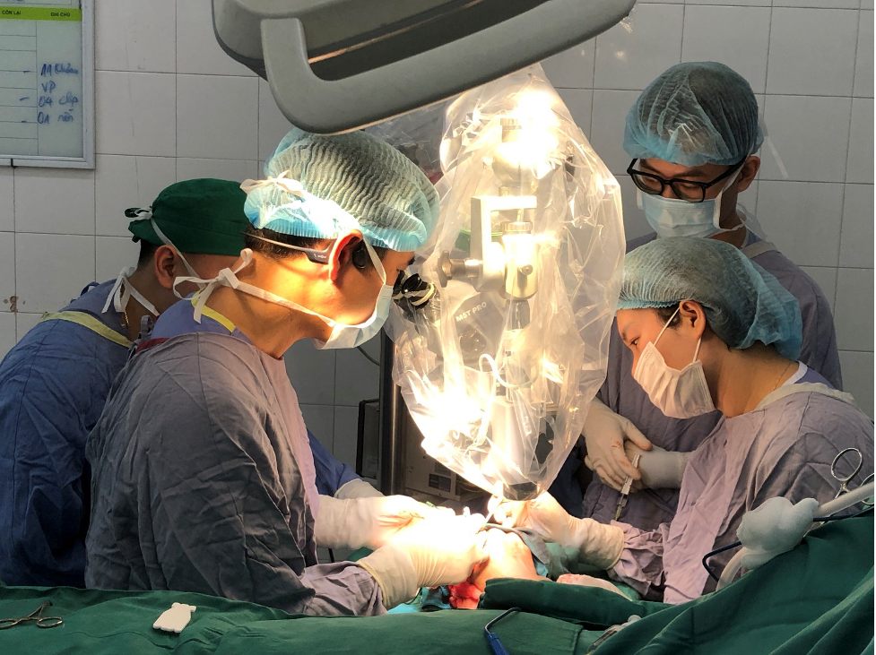 Doctors at Viet Duc Friendship Hospital successfully reattached the severed finger after 25 hours of anemia. Photo: BVCC