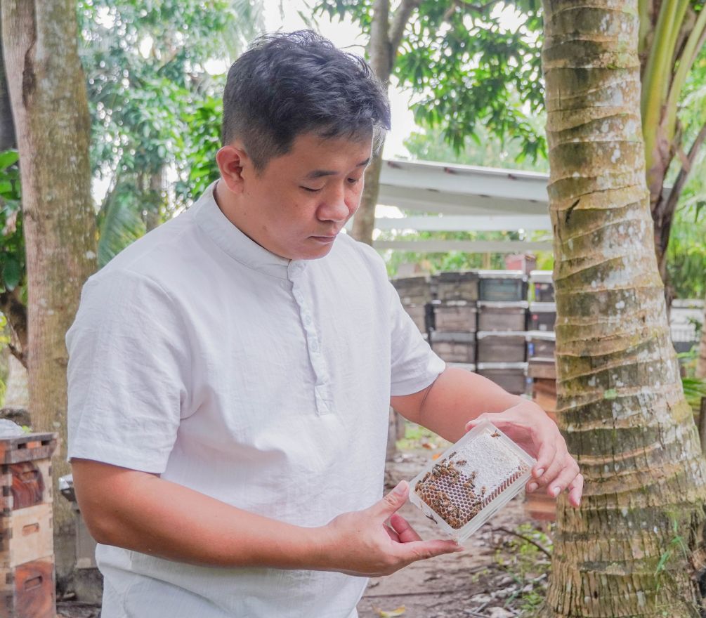 Tung kiem tra dan ong tach tang tai trai nuoi cua minh. Anh: Phuong Anh