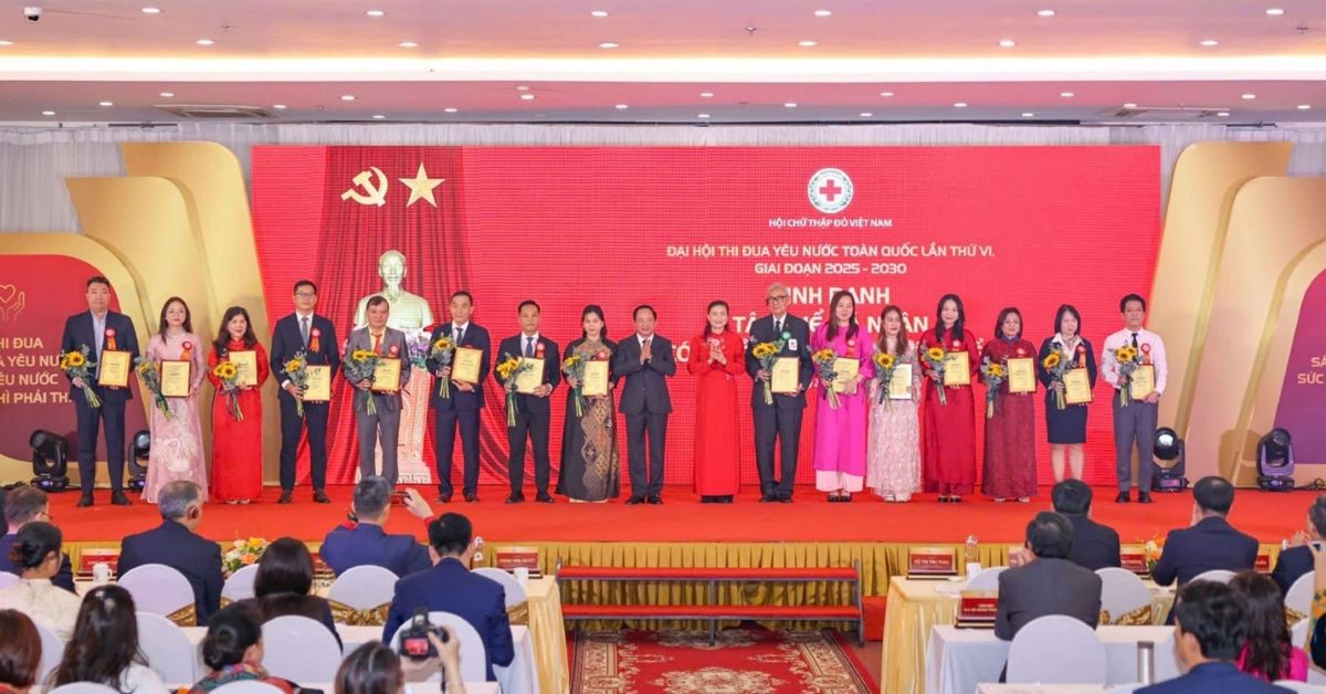 Dai dien Ngan hang TMCP Quan doi (MB) duoc vinh danh cung cac doi tac khac trong Dai hoi Thi dua yeu nuoc toan quoc lan thu VI, giai doan 2025 – 2030. Anh: MB