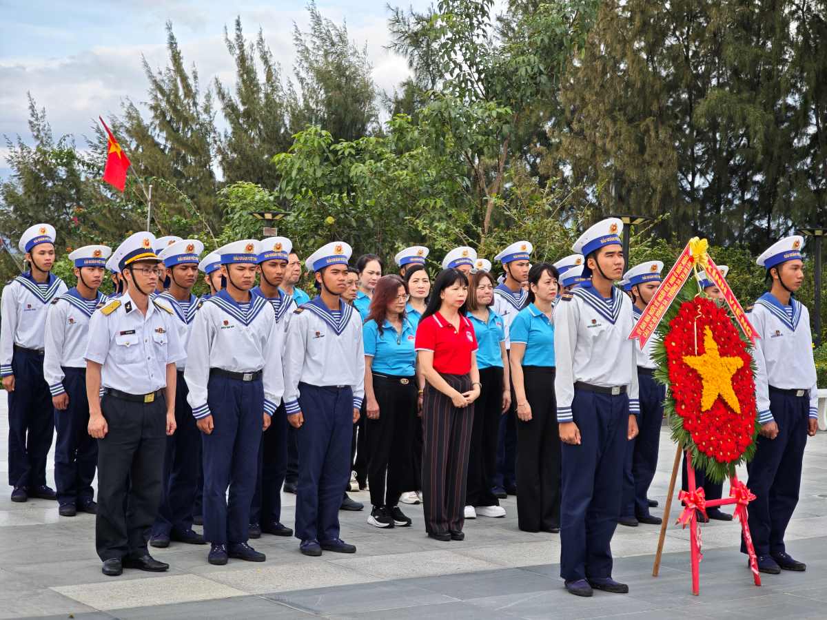 駐在ベトナム人国家委員会とポーランドのホアンサ・チュオンサクラブの在外ベトナム人代表団の代表団が、ガックマ記念碑に線香を捧げました。写真:駐在ベトナム人国家委員会