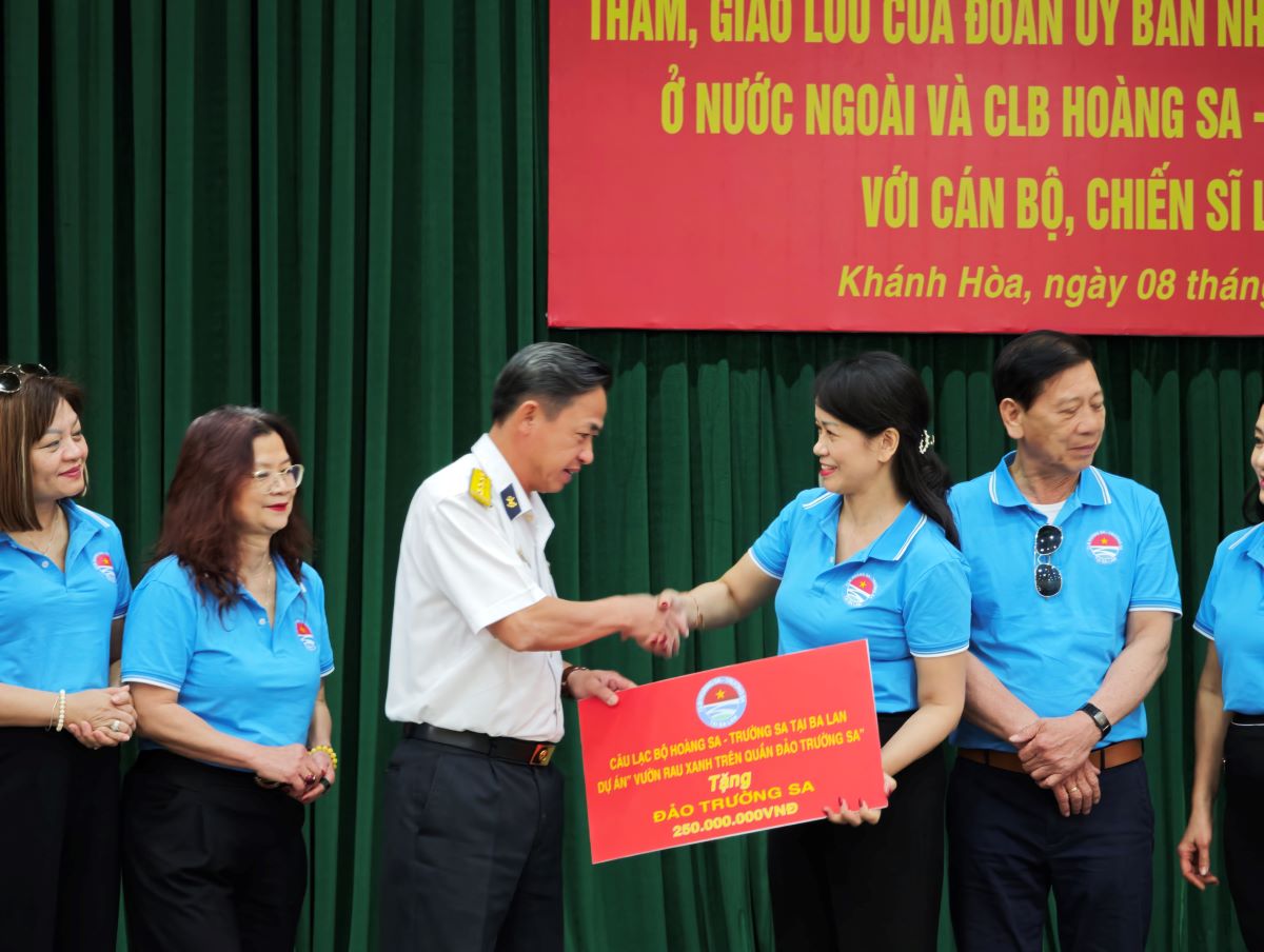 Cau lac bo Hoang Sa - Truong Sa tai Ba Lan da trao tang vuon rau xanh tri gia 250 trieu dong cho dao Truong Sa Lon. Anh: Uy ban Nha nuoc ve nguoi Viet Nam o nuoc ngoai