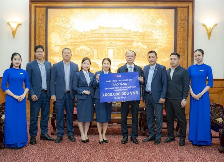 Ngan hang TMCP Quan doi dong gop 3 ty dong ho tro thanh pho Hue khac phuc hau qua thien tai
