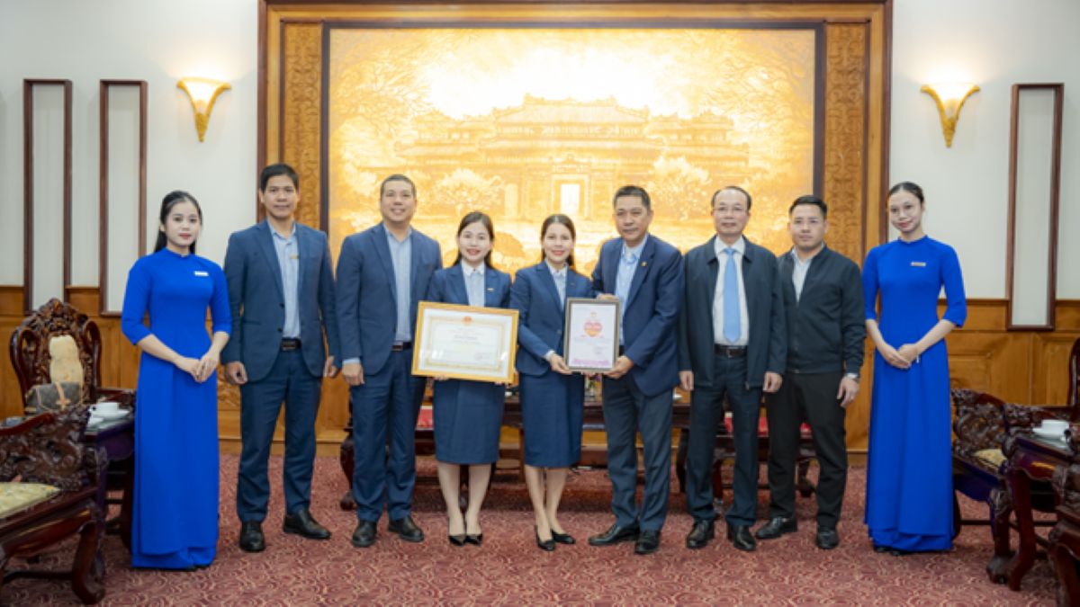 Dai dien Ngan hang TMCP Quan doi nhan bang khen cua Chu tich UBND thanh pho Hue va Chung nhan “Tam long vang” cua Uy ban MTTQ Viet Nam TP Hue