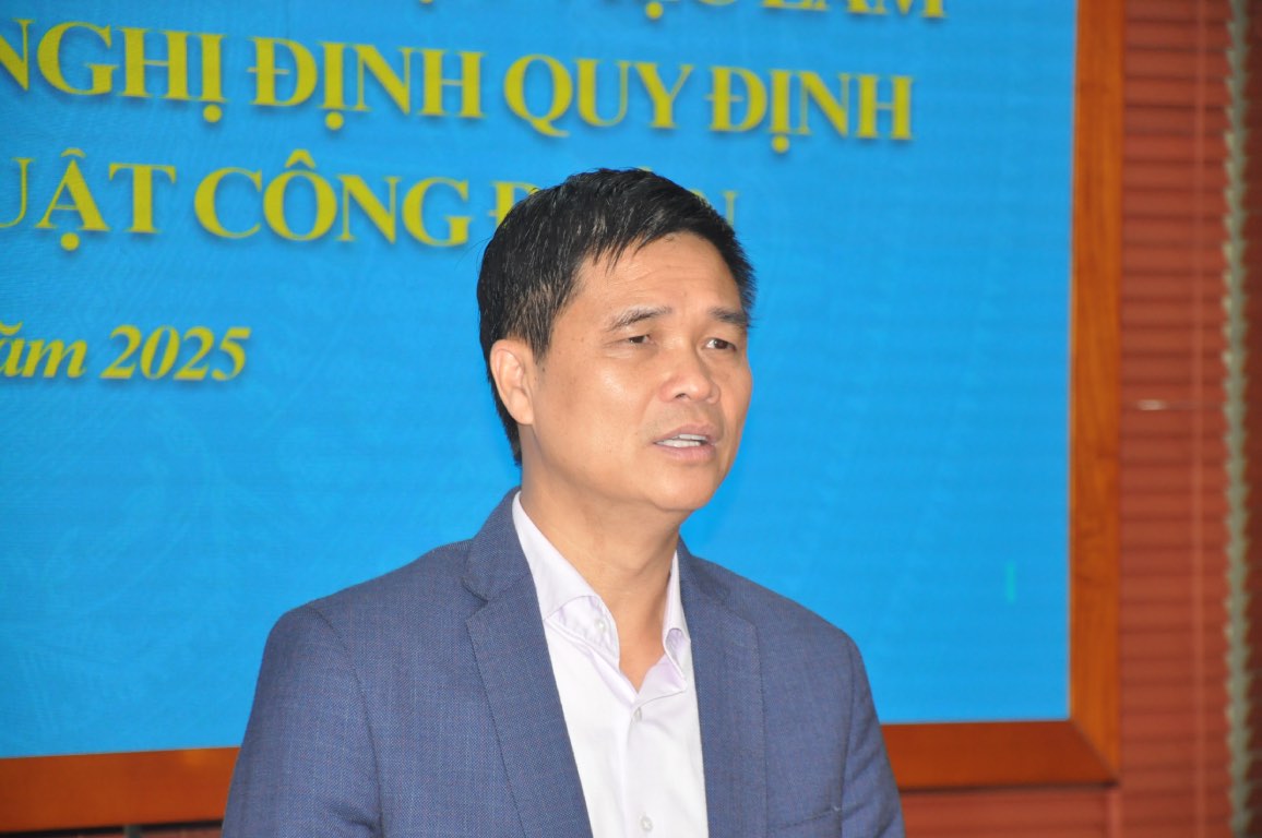 Vice President of the Vietnam General Confederation of Labor Ngo Duy Hieu directly presented the new contents of the 2024 Trade Union Law (amended and supplemented in 2025). Photo: Bao Han