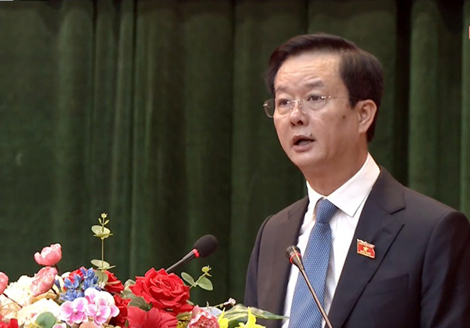 ハティン省人民委員会副委員長のトラン・バウ・ハ氏は、経済成長率が北中部省で第1位となる2025年のハティン省の社会経済状況を報告した。写真: トラン・トゥアン.