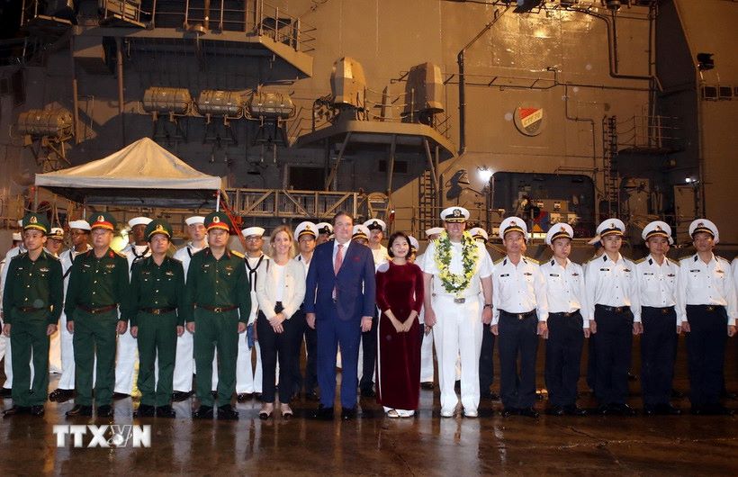 Dai bieu hai nuoc tai le don tau My o cang Tien Sa, Da Nang. Anh: TTXVN