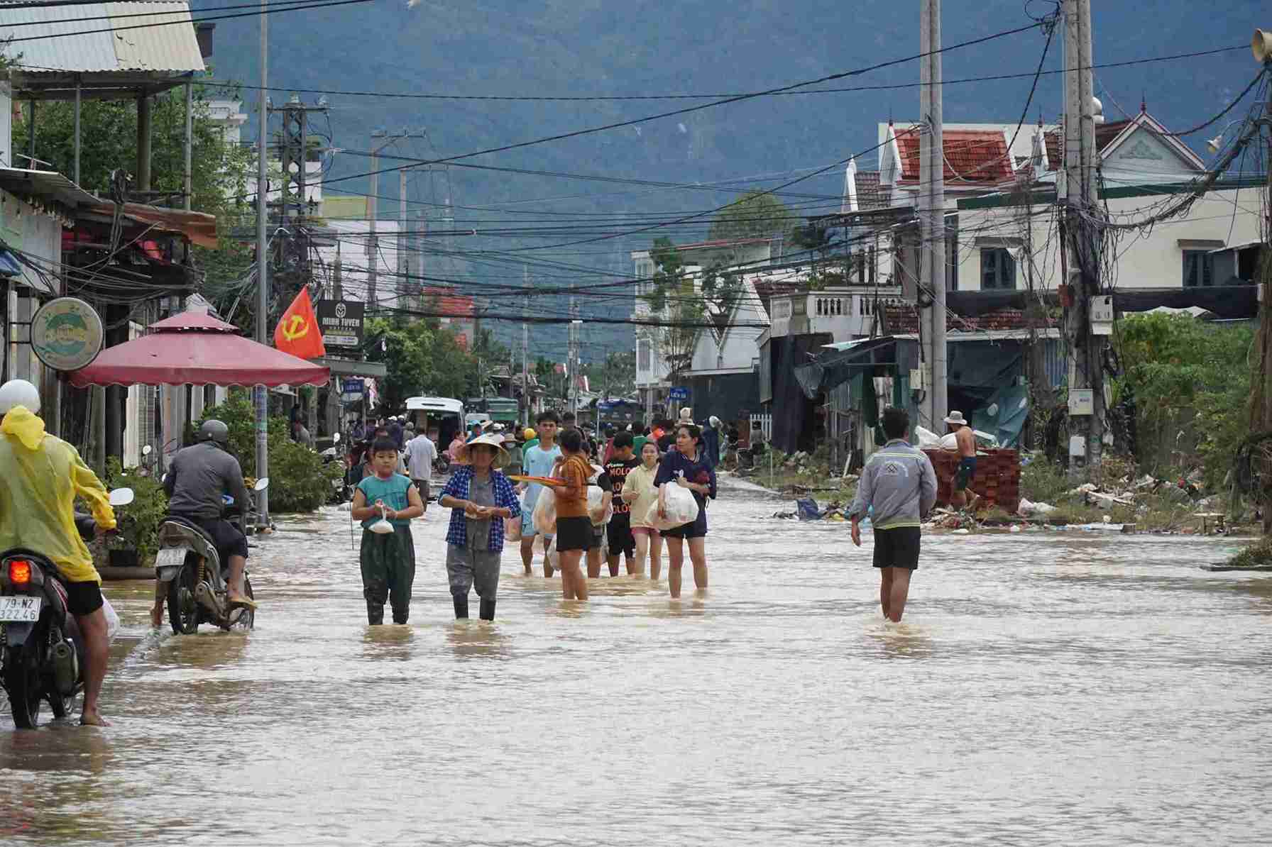 댐 방류 후 나트랑과 디엔칸의 많은 지역이 깊이 침수되었습니다. 사진: Huu Long