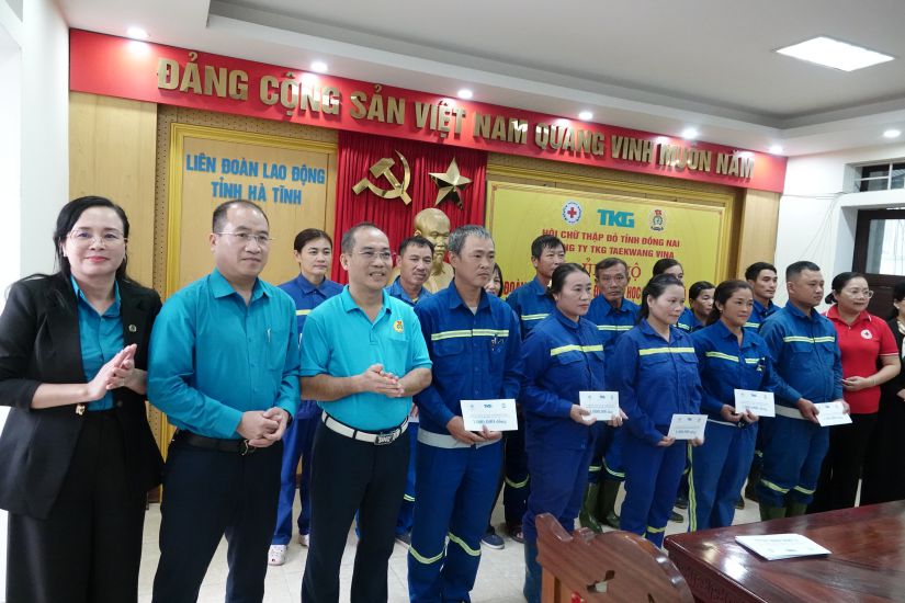 The Ha Tinh Provincial Federation of Labor coordinated to provide support to union members affected by natural disasters. Photo: Tran Tuan