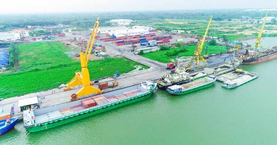 Loading and unloading and transporting goods at Can Tho port. Photo: Can Tho Port Joint Stock Company