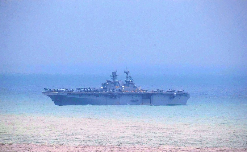 Tau tan cong do bo USS Tripoli (LHA-7) – mot trong nhung chien ham hien dai cua Hai quan My hien dien tai vung bien Da Nang. Anh: Truong An