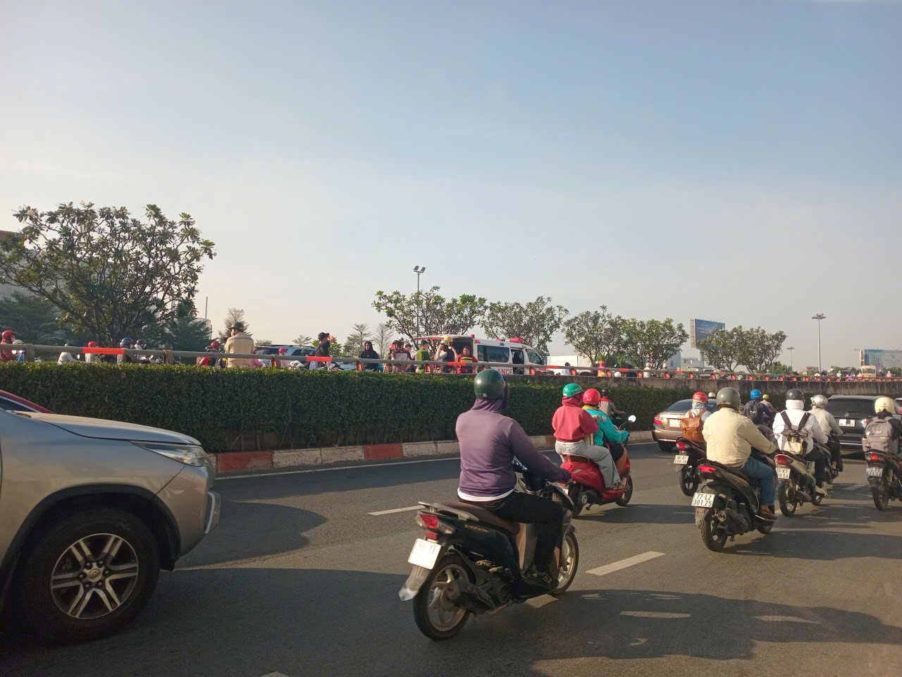 CSGT dieu tiet phuong tien luu thong de tranh un u. Anh: Dong Hoang