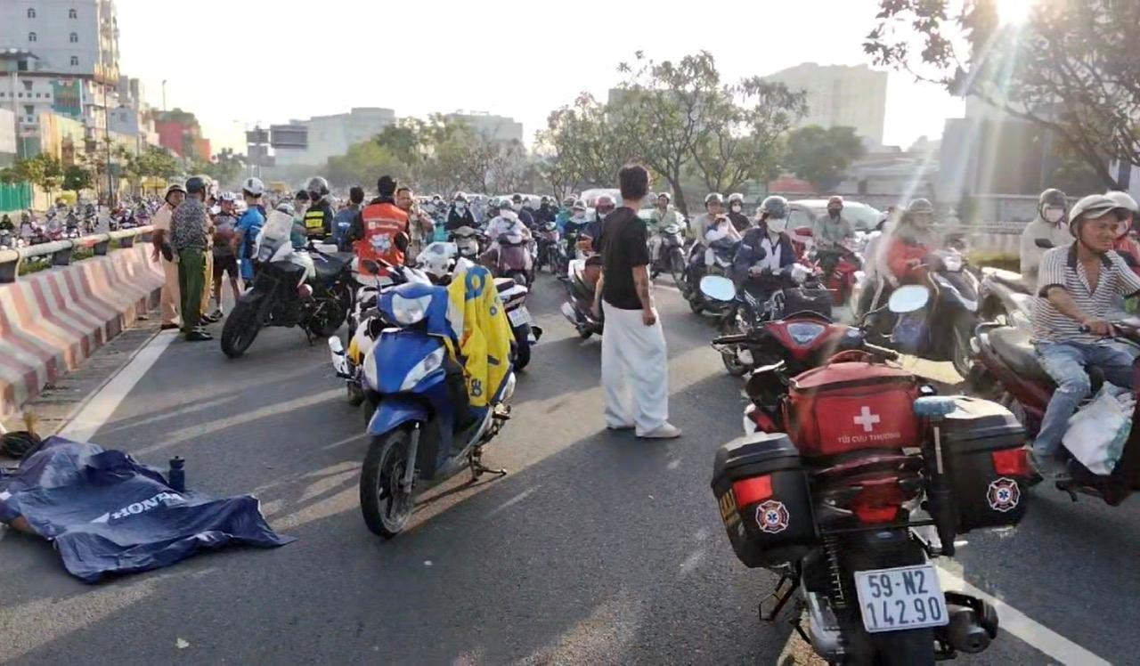 Hien truong vu nguoi dan ong tu vong tren cau Binh Loi. Anh: Dong Hoang