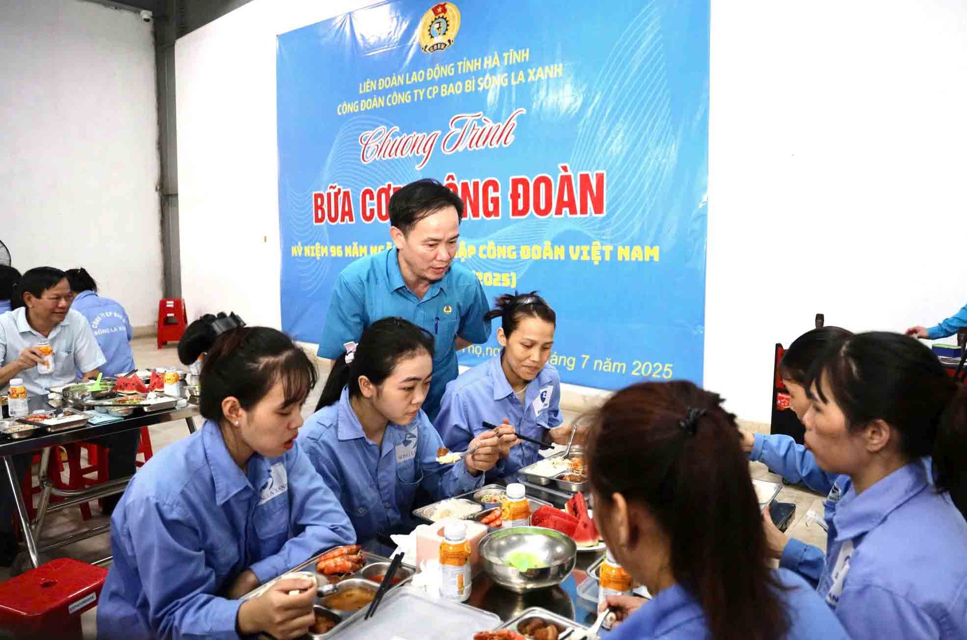 Can bo Cong doan Ha Tinh tham du bua com Cong doan tai doanh nghiep de sau sat, hieu hon ve nguoi lao dong. Anh: Tran Tuan.