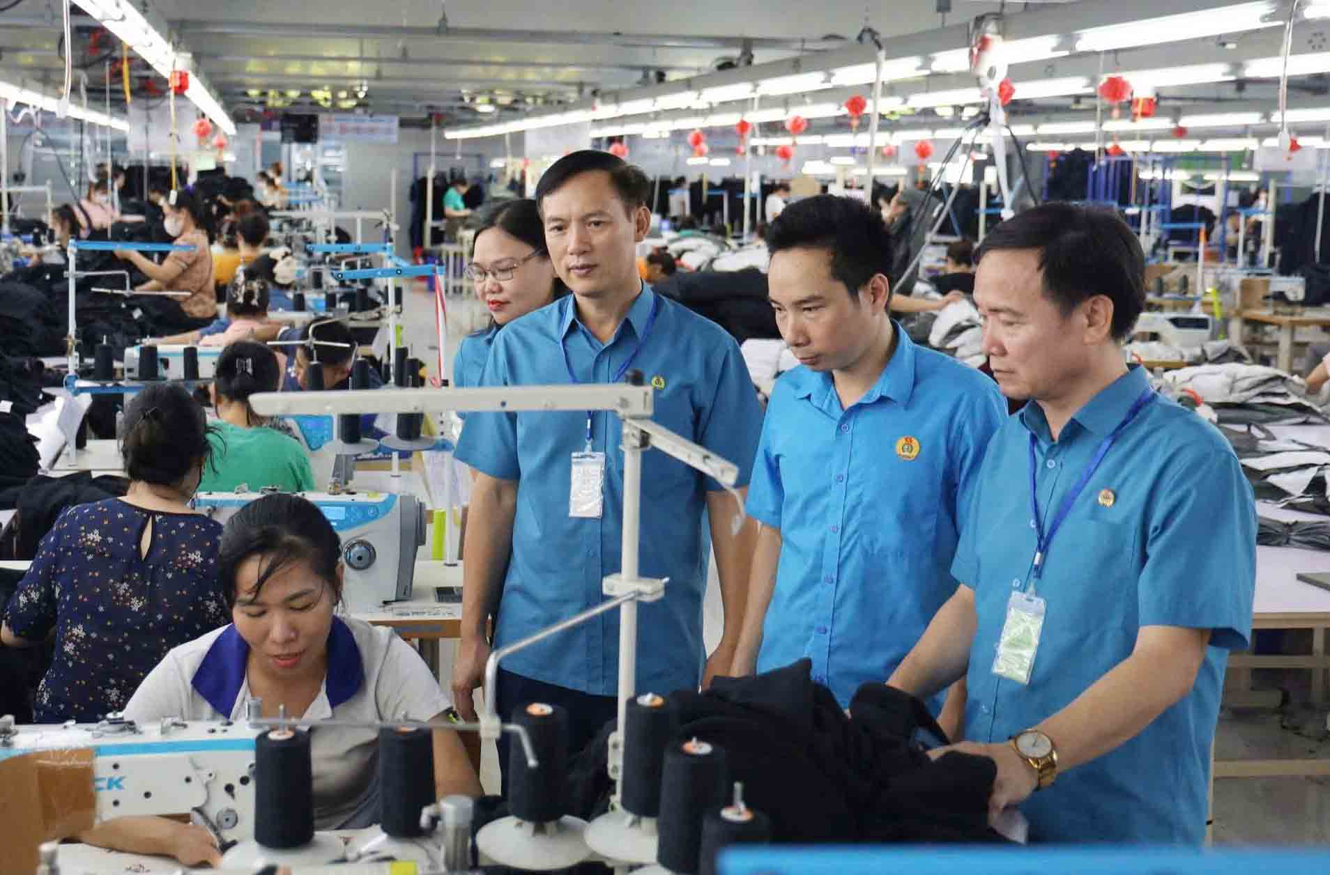 Los funcionarios del Sindicato de Ha Tinh captan la situacion de produccion los pensamientos y aspiraciones de los trabajadores para llevar a cabo bien las funciones de representacion y proteccion de los intereses de los trabajadores. Foto: Tran Tuan.