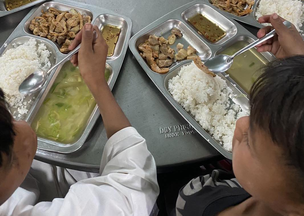 Doi tuong duoc nuoi com la tre 3-5 tuoi va hoc sinh cap 1 den cap 3 chua duoc Nha nuoc ho tro ve an. Anh: Du an Nuoi em