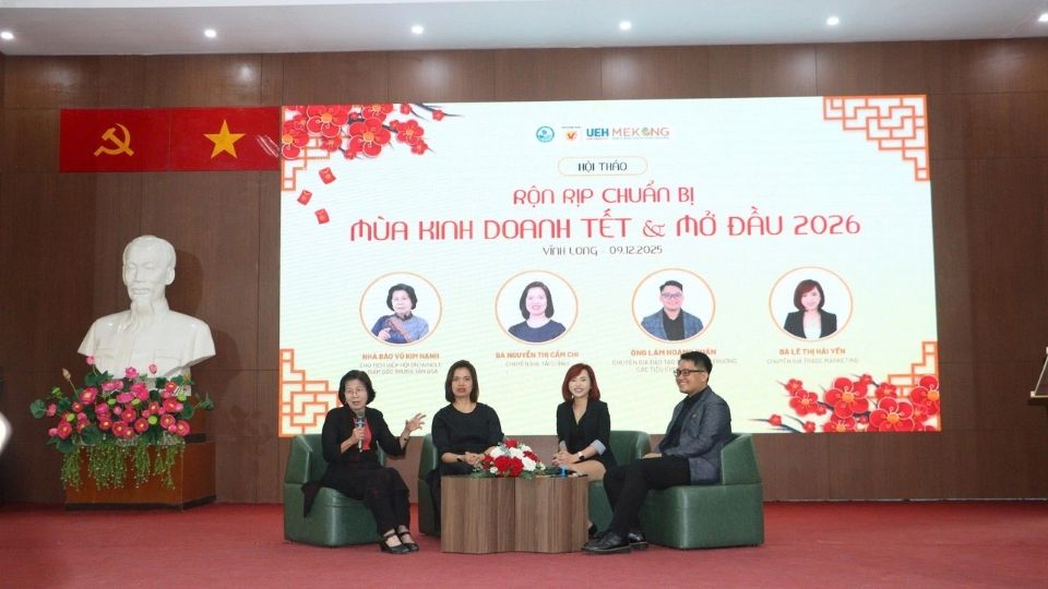 Cac dien gia tai hoi thao “Ron rip chuan bi mua Kinh doanh Tet 2026” chia se kinh nghiem va giai phap cho doanh nghiep Vinh Long. Anh: Hoang Loc