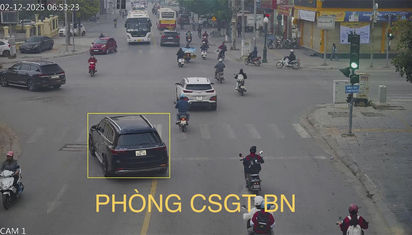 El propietario del vehiculo fue multado por encogerse en el carril equivocado. Foto: Policia de Bac Ninh