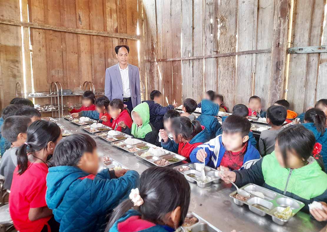 Trường Tiểu học Bảo Nam 2 (xã Hữu Kiệm, Nghệ An) tổ chức bữa cơm trưa tập trung cho học sinh tại trường từ nguồn hỗ trợ của Dự án Nuôi em Nghệ An. Ảnh: Ngọc Anh