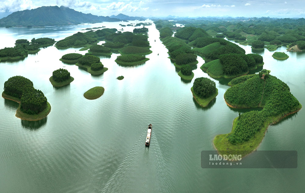 Ho Thac Ba duoc vi nhu “Ha Long tren nui” giua dai ngan Tay Bac. Anh: Thanh Mien