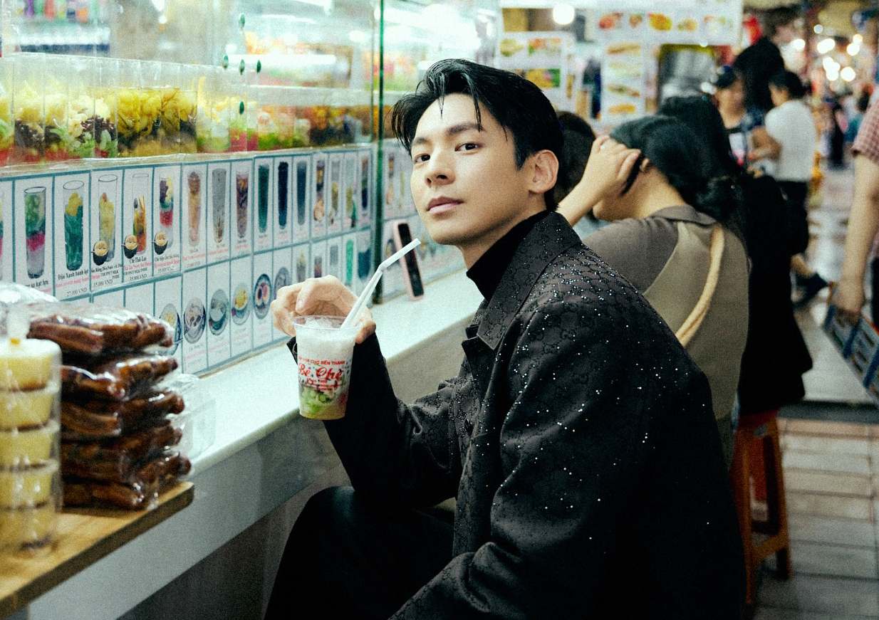 Actor Lam Bach Hoang eats sweet soup. Photo: Provided by the character.