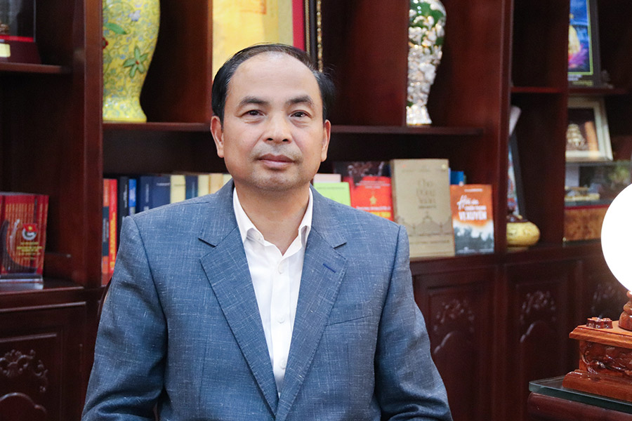 Ong Nguyen Dinh Khuyen, Bi thu Dang uy, Chu tich HDND phuong Tay Ho. Anh: Phuong Anh