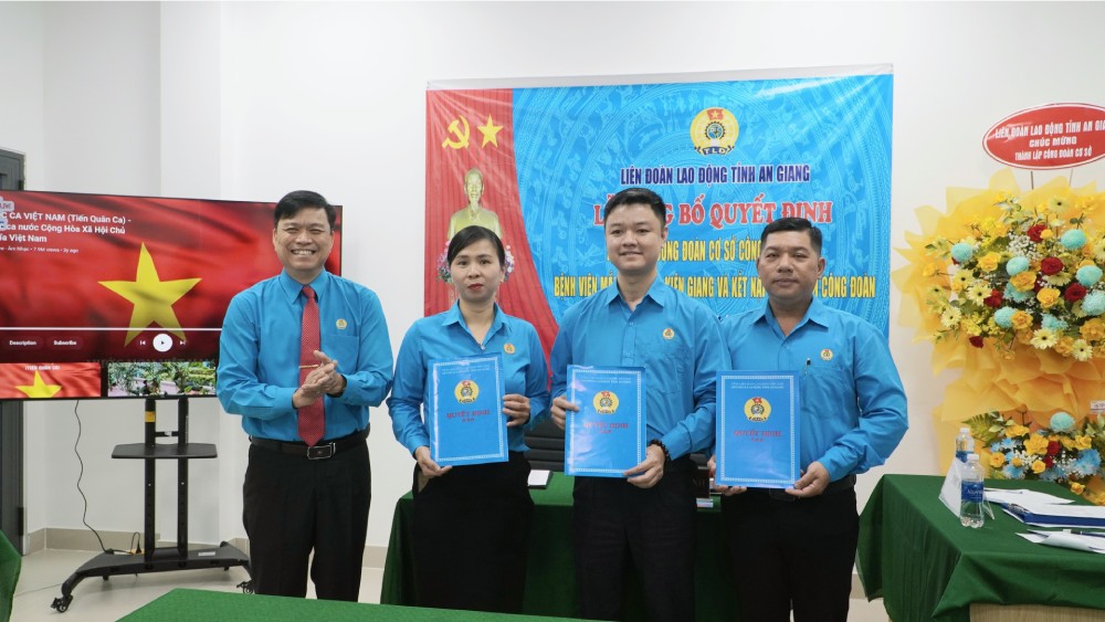 The ceremony approved the Decision to establish a grassroots Trade Union and appoint the Executive Committee, Inspection Committee; Approving the Decision to admit union members. Photo: Nguyen Anh