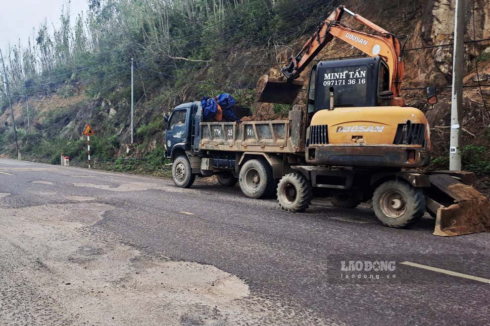 Thiet bi, may moc cung duoc huy dong de khac phuc. Anh: Hoai Phuong