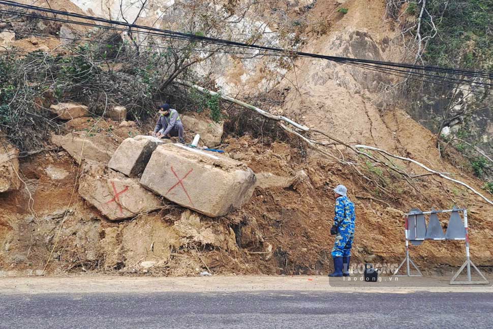 Dat da sat xuong duong dang duoc xu ly, hot don. Anh: Hoai Phuong