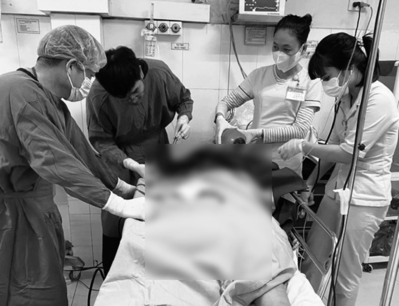 Cac y, bac sy Benh vien Da khoa Quang Nam no luc cuu chua cho hanh khach bi thuong sau vu tai nan. Anh: Truong An