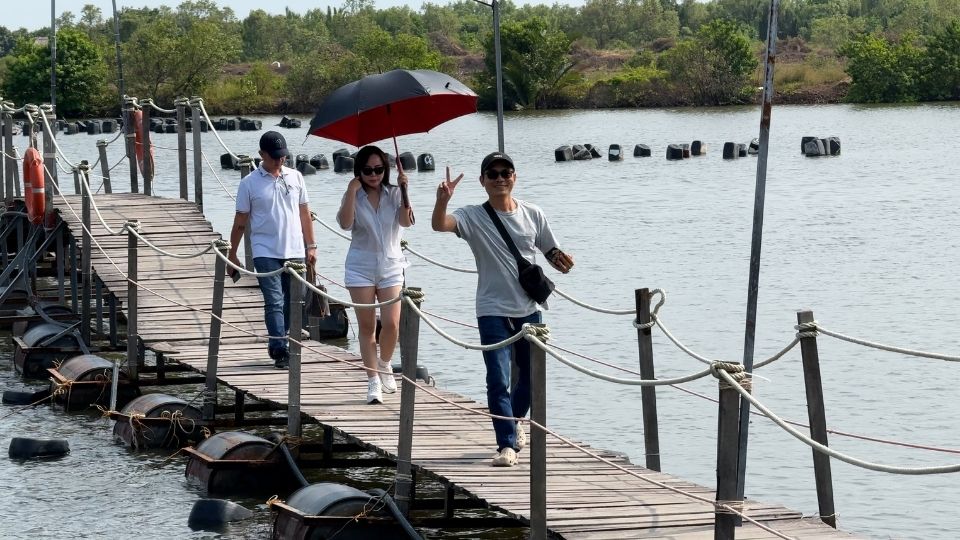 Du khach thich trai nghiem rung, dong thoi nang thu nhap nguoi dan. Anh: Hoang Loc