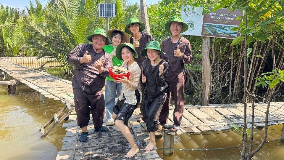 観光客は「Forest Keeper」サイトで生態系を愛し、学びます。写真: ホアン・ロック