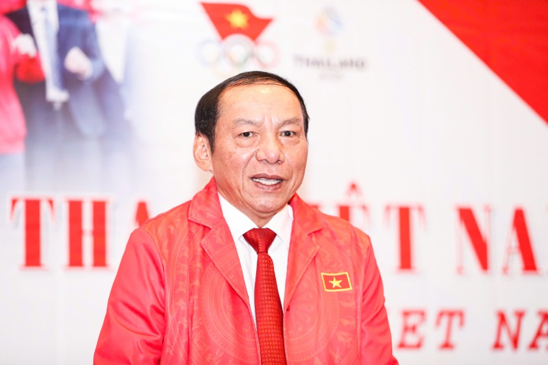 Bo truong Nguyen Van Hung thau hieu va dong vien cac thanh vien Doan the thao Viet Nam. Anh: Bui Luong